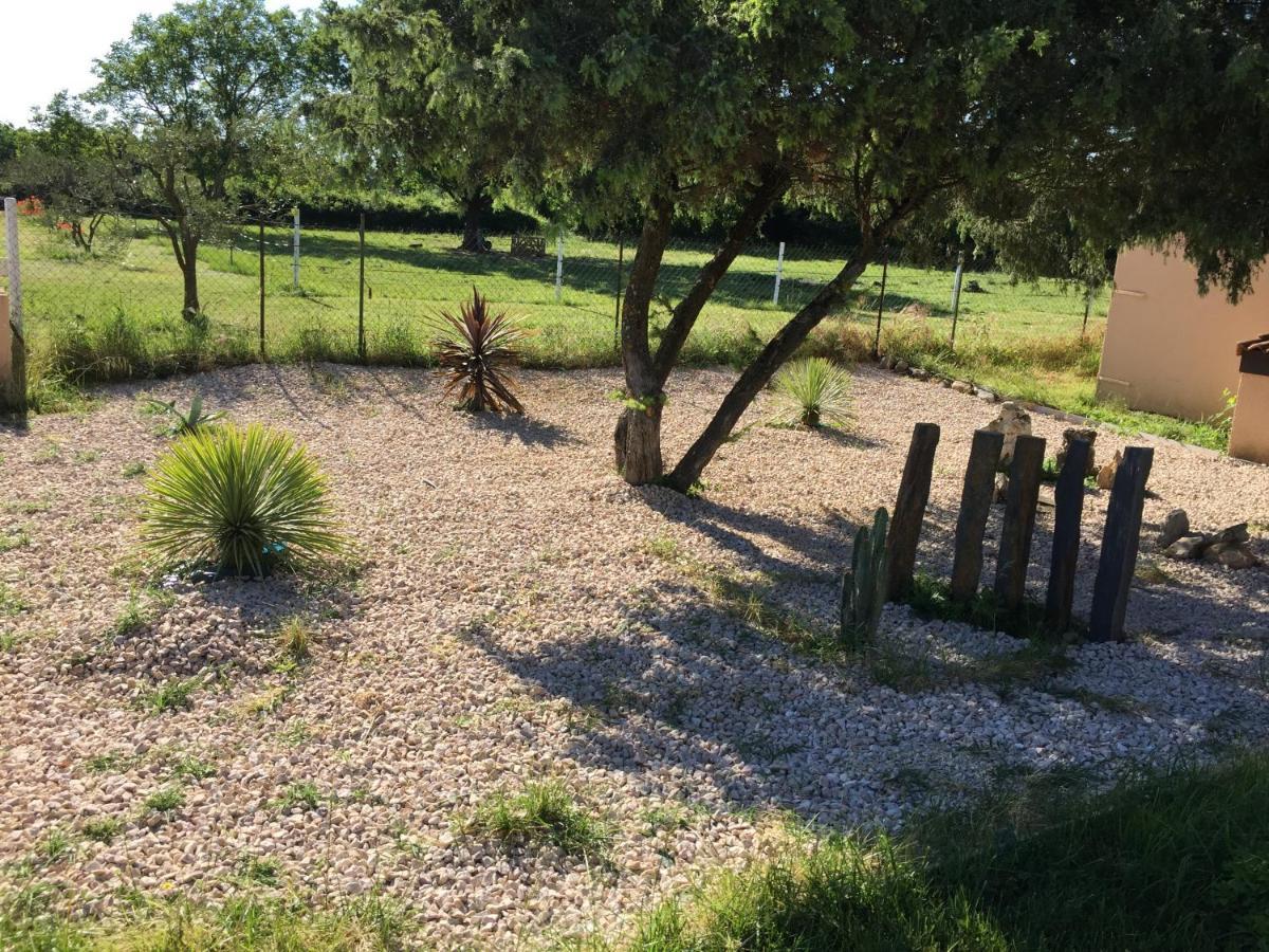 B&B Et Gite D'Ayran Saint-Quentin-la-Poterie Exterior foto